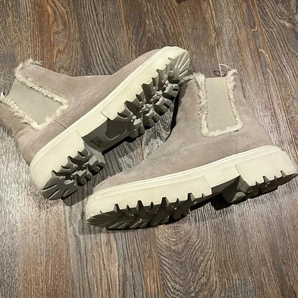 Steven New York Arian Chelsea Boot Like New size 6.5 Grey Lug soles faux fur - Picture 2 of 11